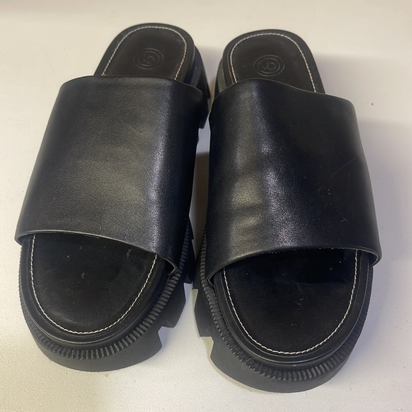 UO Brand New Never Worn Size 6 Leather Slides Black - Picture 2 of 3